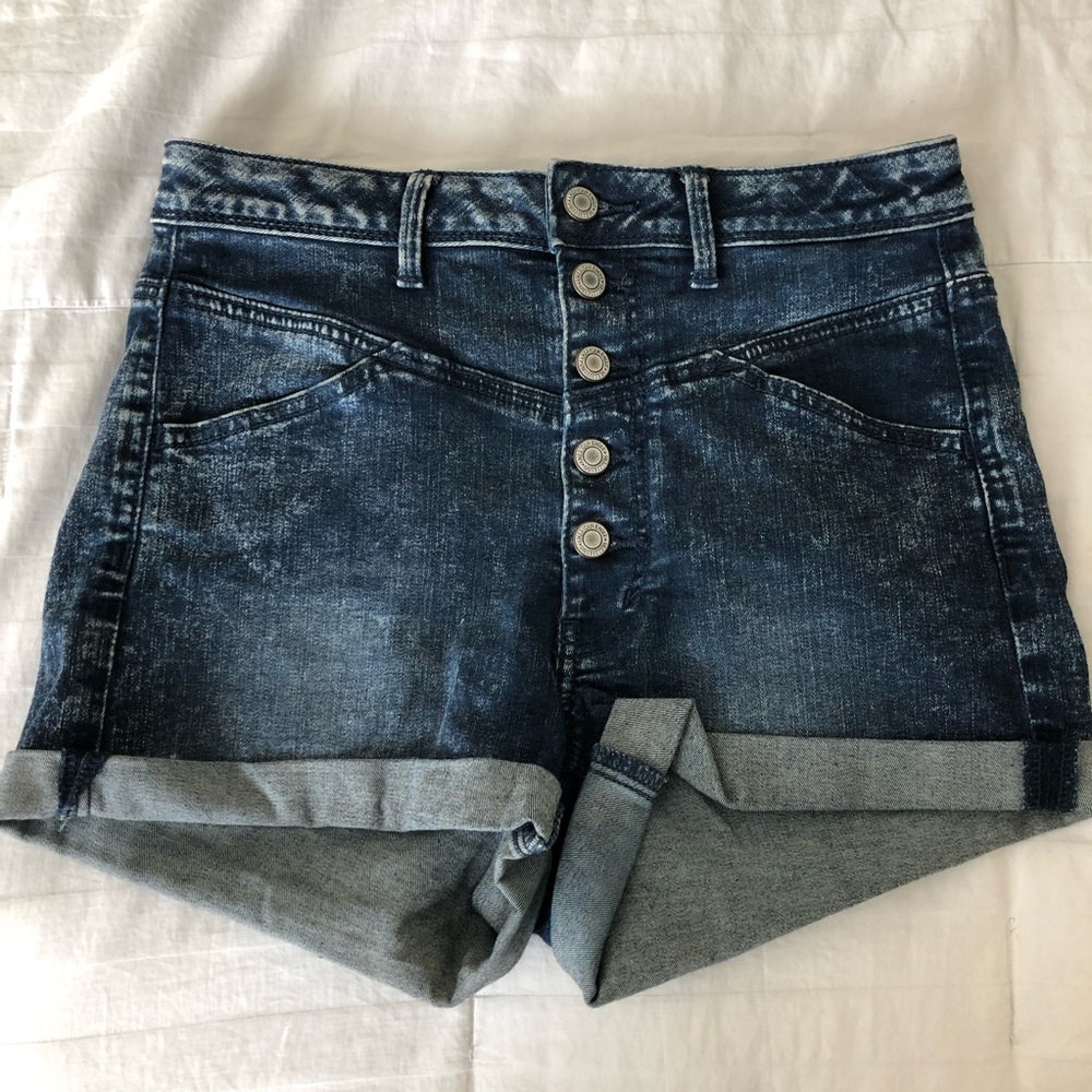 American Eagle High-waist Denim Jean Button Up Shorts in Blue Acid Wash Style.